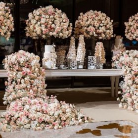 گل آرایی خاص جایگاه کیک عروسی در تالار