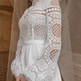 مدل بالا تنه لباس مجلسی ساده و زیبا با پارچه گیپور سفید رنگ و آستین‌های پفی مچ‌دار مناسب برای مانتو عقد یا عکاسی فرمالیته