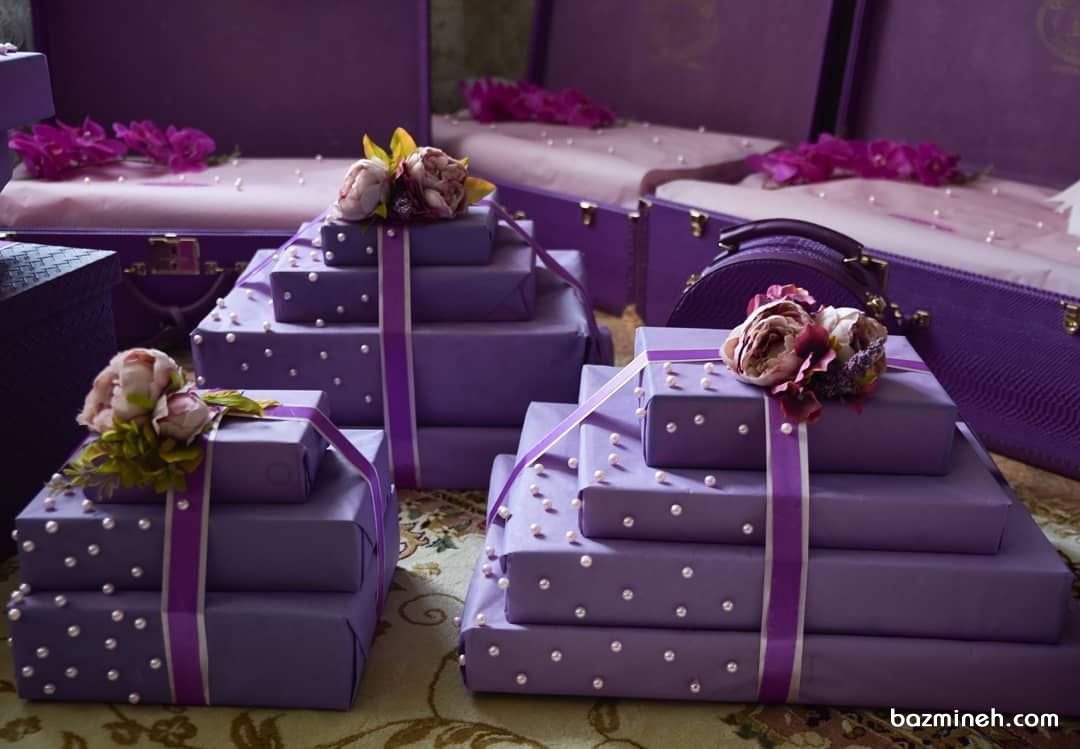 بسته‌بندی یونیک کادو با تزیین زیبای مروارید و ربان و گلهای مصنوعی 