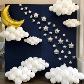 دکوراسیون و بادکنک آرایی جشن تولد کودک با تم ماه و ستاره و ابر