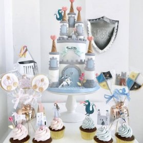 کیک چند طبقه فوندانت، کاپ کیک و کوکی جشن تولد دخترونه با تم قلعه