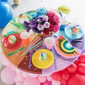 دکور تولد رنگارنگ برای تم تولد رنگین کمانی مناسب تولد کودکان و نوجوانان