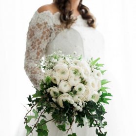 دسته گل سفید عروس با مدل کلاسیک مناسب برای همه مدل های لباس عروس 