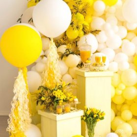 دکوراسیون و بادکنک آرایی با رنگهای زرد و سفید مناسب جشنی زیبا و رومانتیک مخصوصا جشنهای تابستانه