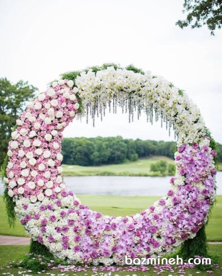 گل آرایی به شکل حلقه بزرگ مناسب جشن عروسی در فضای باز