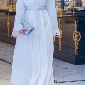 مانتو عقد کرپ حریر بلند پوشیده مدل چپ و راستی سنگدوزی شده مدلی زیبا برای عروس خانم‌های محجبه