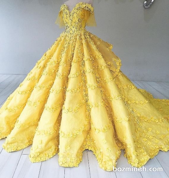 مدل لباس نامزدی آستین‌دار یقه دلبری با پارچه ساتن آمریکایی گلدوزی شده زرد رنگ