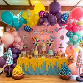 دکوراسیون و بادکنک‌آرایی شاد و رنگی جشن تولد کودک با تم آبنبات چوبی و شکلات