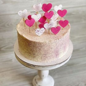 کیک ساده جشن تولد بزرگسال یا سالگرد عروسی با تزیین قلب‌های سفید صورتی