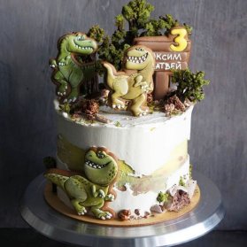 کیک فانتزی جشن تولد کودک با تم دایناسور با تزیین کوکی‌های بامزه
