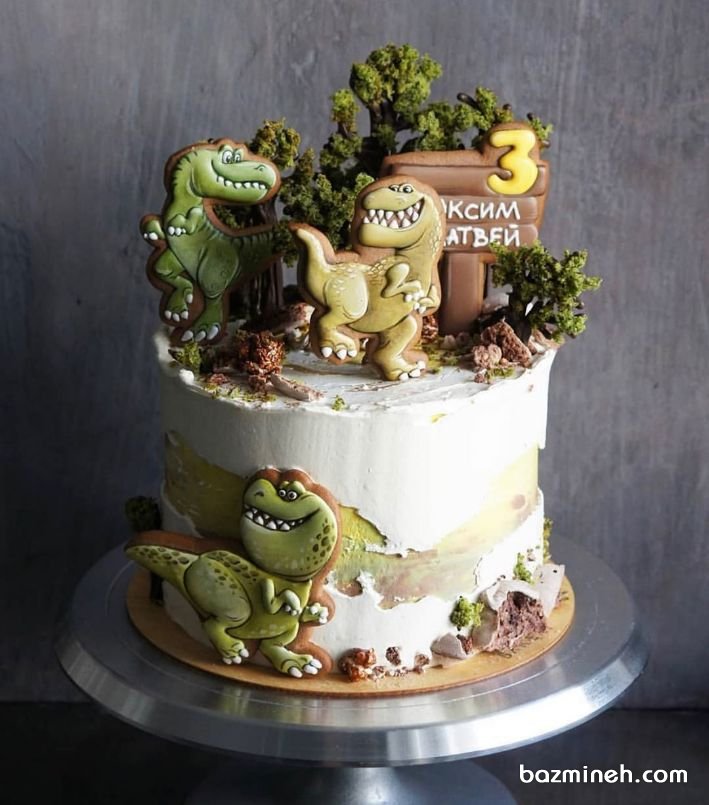 کیک فانتزی جشن تولد کودک با تم دایناسور با تزیین کوکی‌های بامزه