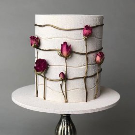 کیک یونیک جشن تولد بزرگسال یا سالگرد عروسی تزیین شده با گلهای خشک رز مینیاتوری