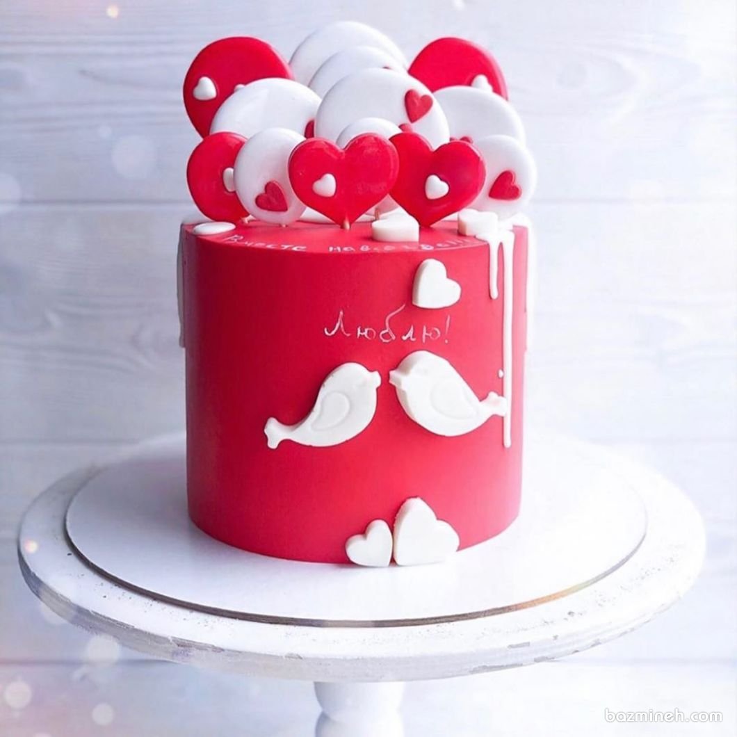 کیک عاشقانه و رمانتیک جشن روز عشق (ولنتاین) یا سالگرد عروسی با تم قلب‌های سفید قرمز