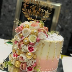 کیک جذاب جشن تولد بزرگسال با تزیین ماکارون و گلهای رز مینیاتوری