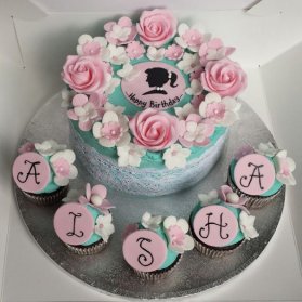 کیک و کاپ کیک‌های ملیح جشن تولد دخترونه با تم شکوفه‌های سفید صورتی