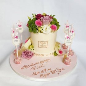 کیک و پاپ کیک‌های جشن تولد دخترانه بزرگسال تزیین شده با گلهای طبیعی