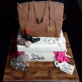 کیک فوندانت جشن تولد دخترونه بزرگسال با تم کیف زنانه 