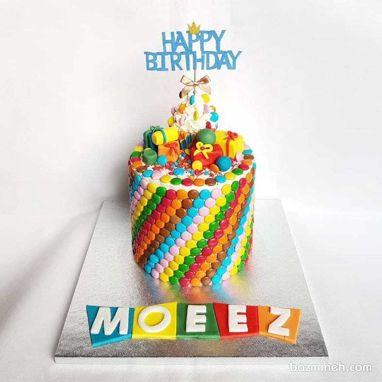 کیک رنگارنگ جشن تولد کودک تزیین شده با اسمارتیزهای رنگی