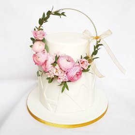 کیک دو طبقه رمانتیک جشن تولد بزرگسال یا سالگرد ازدواج با تزیین گلهای طبیعی