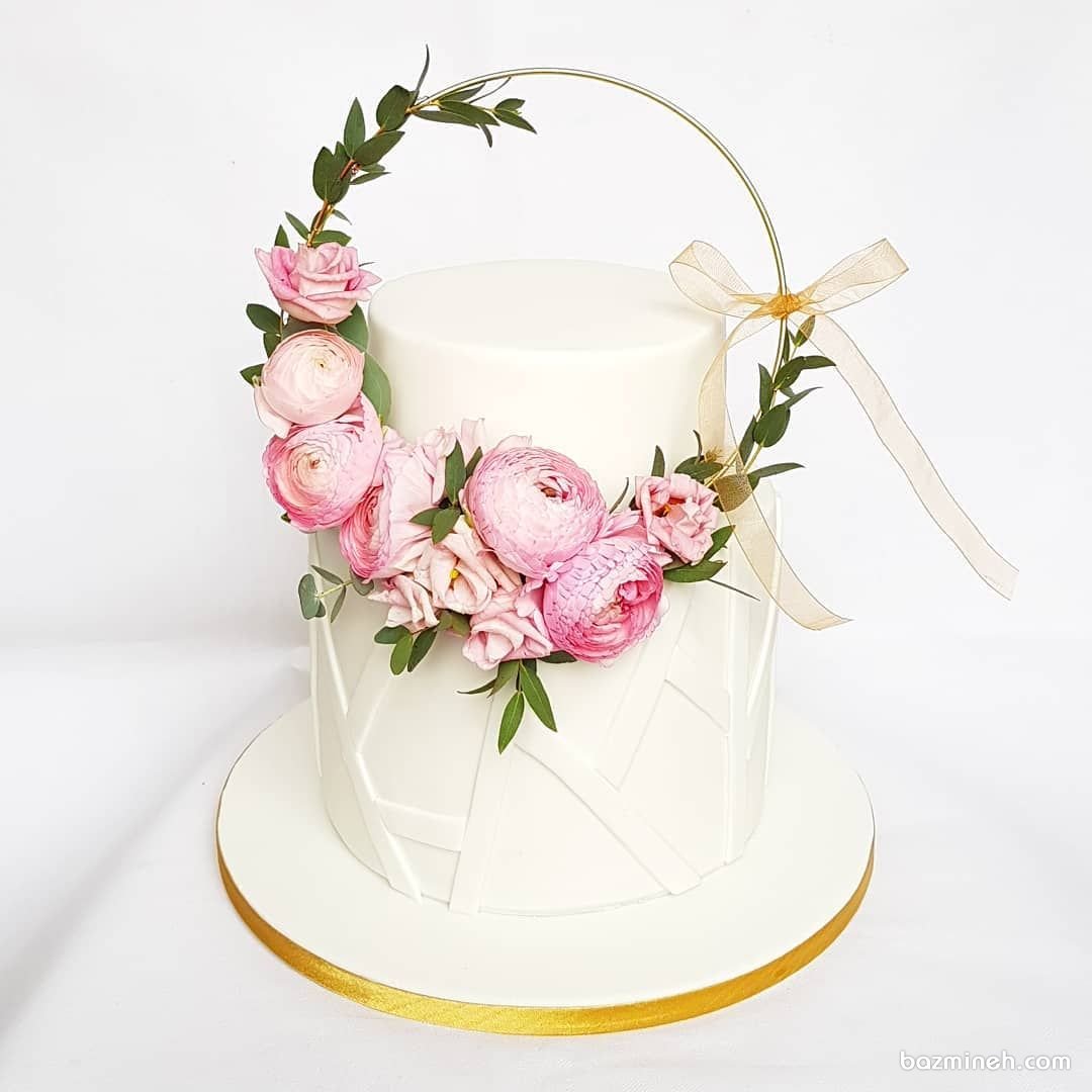 کیک دو طبقه رمانتیک جشن تولد بزرگسال یا سالگرد ازدواج با تزیین گلهای طبیعی