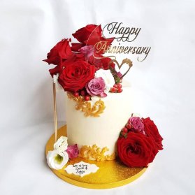 مینی کیک یونیک جشن سالگرد ازدواج با تزیین گلهای رز طبیعی قرمز سفید