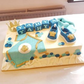 کیک جشن بیبی شاور یا سیسمونی پسرونه با تم پادشاه آبی طلایی