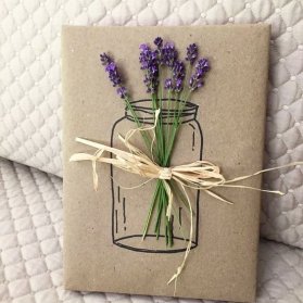 ایده بسته بندی کادو با کاغذ کاهی و گلهای وحشی
