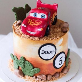 کیک فوندانت جشن تولد پسرونه با تم ماشین مکویین