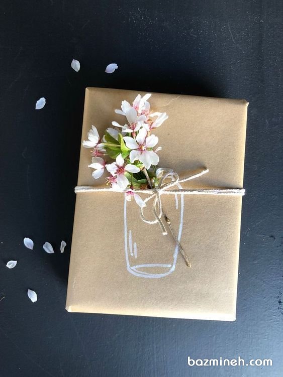 کادوپیچی هدیه با کاغذ کاهی و گل و نخ کنفی
