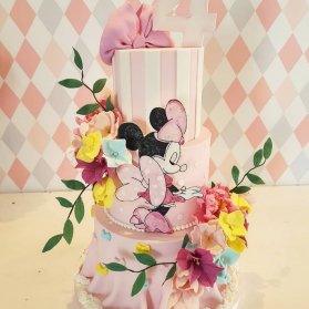 کیک سه طبقه فانتزی جشن تولد دخترونه با تم مینی موس (Minnie Mouse)