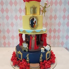کیک چند طبقه خاص فوندانت جشن تولد دخترونه با تم دیو و دلبر