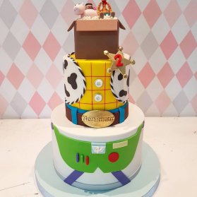کیک چند طبقه فوندانت جشن تولد پسرونه با تم وودی در انیمیشن داستان اسباب بازی‌ها