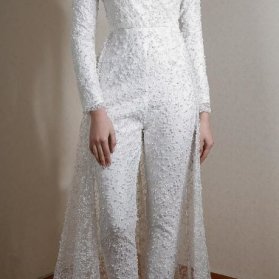 اوورال (سرهمی) مجلسی پوشیده آستین دار مروارید دوزی شده مدلی زیبا برای عروس خانم‌ها در مراسم عقد