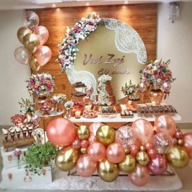 دکوراسیون جشن تولد بزرگسال با تم رزگلد و طلایی همراه با گل آرایی و بادکنک آرایی