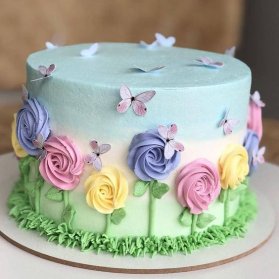 کیک خامه‌ای جشن تولد دخترونه با تم گل و پروانه