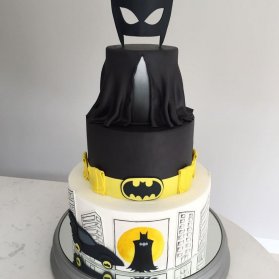 کیک سه طبقه فوندانت جشن تولد پسرونه با تم بتمن (Batman)