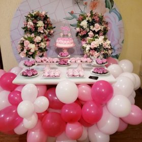 دکوراسیون میز پذیرایی جشن تولد دخترونه همراه با گل آرایی و بادکنک آرایی