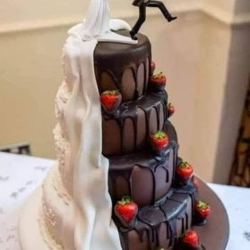 کیک خلاقانه شکلاتی وانیلی جشن نامزدی یا عروسی با مجسمه‌های عروس و داماد