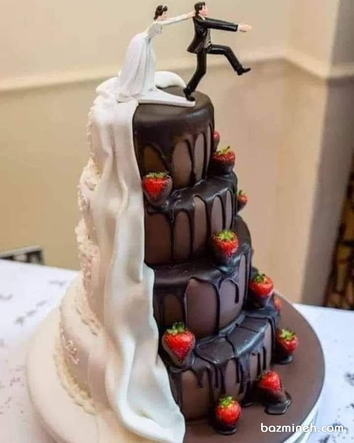 کیک خلاقانه شکلاتی وانیلی جشن نامزدی یا عروسی با مجسمه‌های عروس و داماد