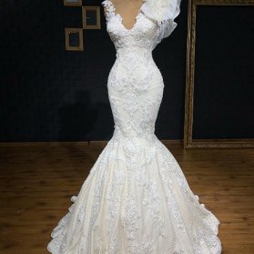 لباس عروس شیک با یقه مدل هفت باز و دامن مدل ماهی پیشنهادی زیبا برای مراسم فرمالیته