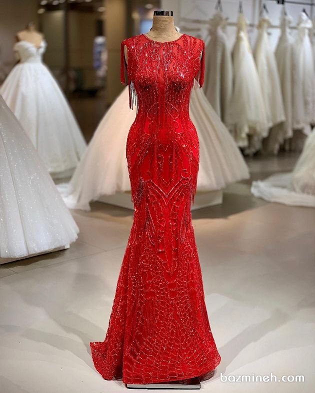 لباس مجلسی ماکسی یقه گرد بسته با پارچه تور قرمز سنگدوزی شده مدلی زیبا برای بستگان نزدیک عروس و داماد 