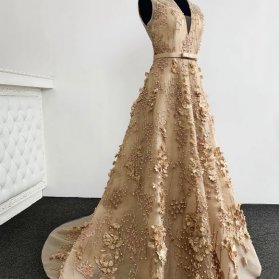 لباس مجلسی با یقه هفت باز و دامن کلوش دنباله دار مدلی زیبا برای خواهر عروس و داماد