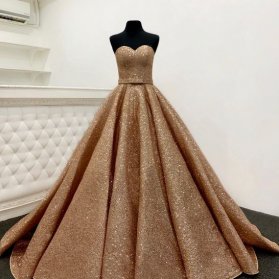 لباس نامزدی یقه دکلته قلبی با پارچه شاینی طلایی و دامن کلوش پفی 