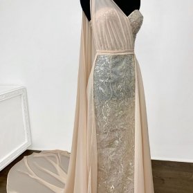 مدل لباس مجلسی یقه دکلته قلبی حریر دار شیری رنگ زیبا برای عروس خانم‌ها در مراسم نامزدی یا فرمالیه