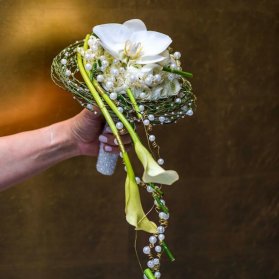دسته گل یونیک عروس با گل ارکیده و ریسه‌های مرواریدی