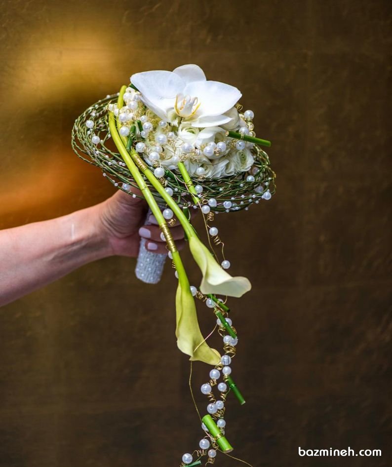 دسته گل یونیک عروس با گل ارکیده و ریسه‌های مرواریدی