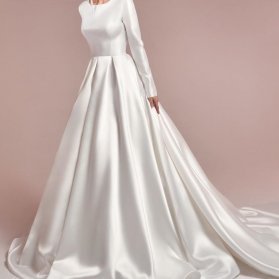 لباس عروس ساده و شیک پوشیده مدلی زیبا برای خانم‌های ساده پسند در مراسم فرمالیته