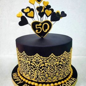 کیک فوندانت جشن تولد بزرگسال با تم رنگی مشکی طلایی