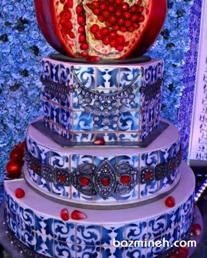 کیک چند طبقه طرح سنتی جشن شب یلدا با تم انار 
تم یلدا همواره همراه با المانهای سنتی و تزئیناتی مانند انار و هندوانه است. جشن یلدای عروس و داماد و جشن های یلدایی دیگر از جمله مراسم های ایرانی است که کیک در آن حرف اول را می زند.