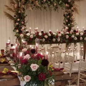 دکوراسیون و گل آرایی جایگاه عروس و داماد در جشن نامزدی با تم رنگی کرم قرمز
گل آرایی یکی از شیک ترین و رایج ترین روش های تزئین و دکوراسیون جشن های نامزدی و عروسی است که در صورت استفاده از گل های فصلی به روشی مقرون به صرفه نیز تبدیل می شود. رنگ بندی ها و رعایت هارمونی رنگ در گل ارایی، توسط دکواتورهای حرفه ای و موسسات تزئین جشن باتجربه رعایت می شود.